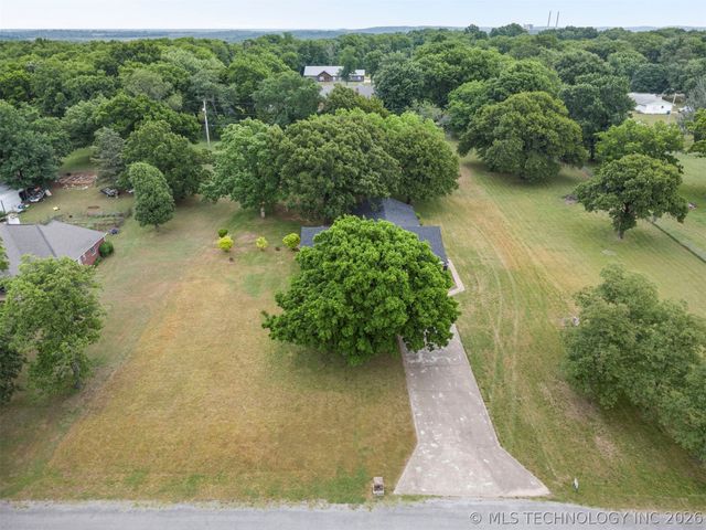 1604 N Delaware Street, Chouteau, OK 74337