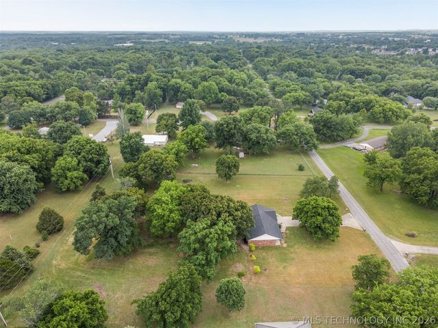 1604 N Delaware Street, Chouteau, OK 74337