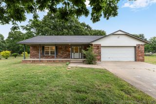 1604 N Delaware Street, Chouteau, OK 74337