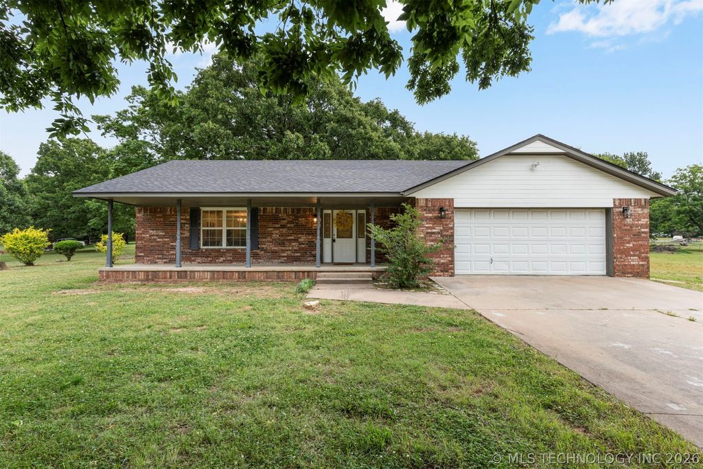 1604 N Delaware Street, Chouteau, OK 74337