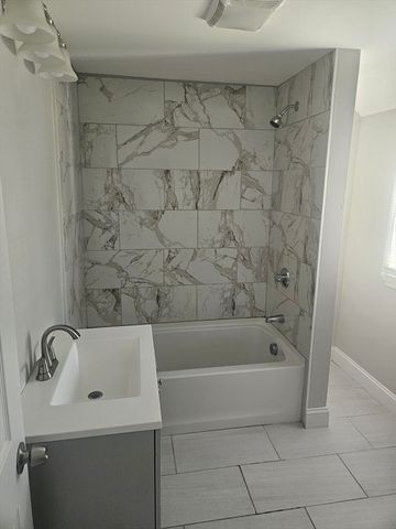 192 Hildreth St, Lowell, MA 01850