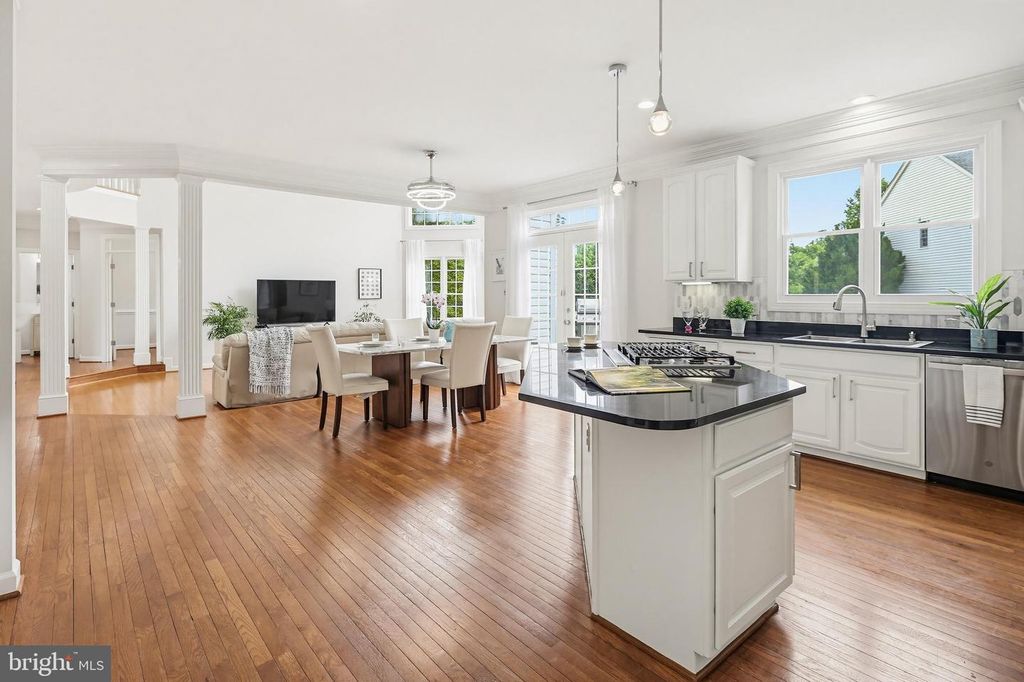 Image 18 of property listing at 16502 HARBOUR TOWN DR, Ashton, MD 20861