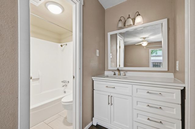 2124 Burton DR 204, Austin, TX 78741