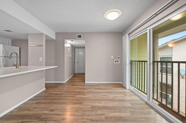 2124 Burton DR 204, Austin, TX 78741