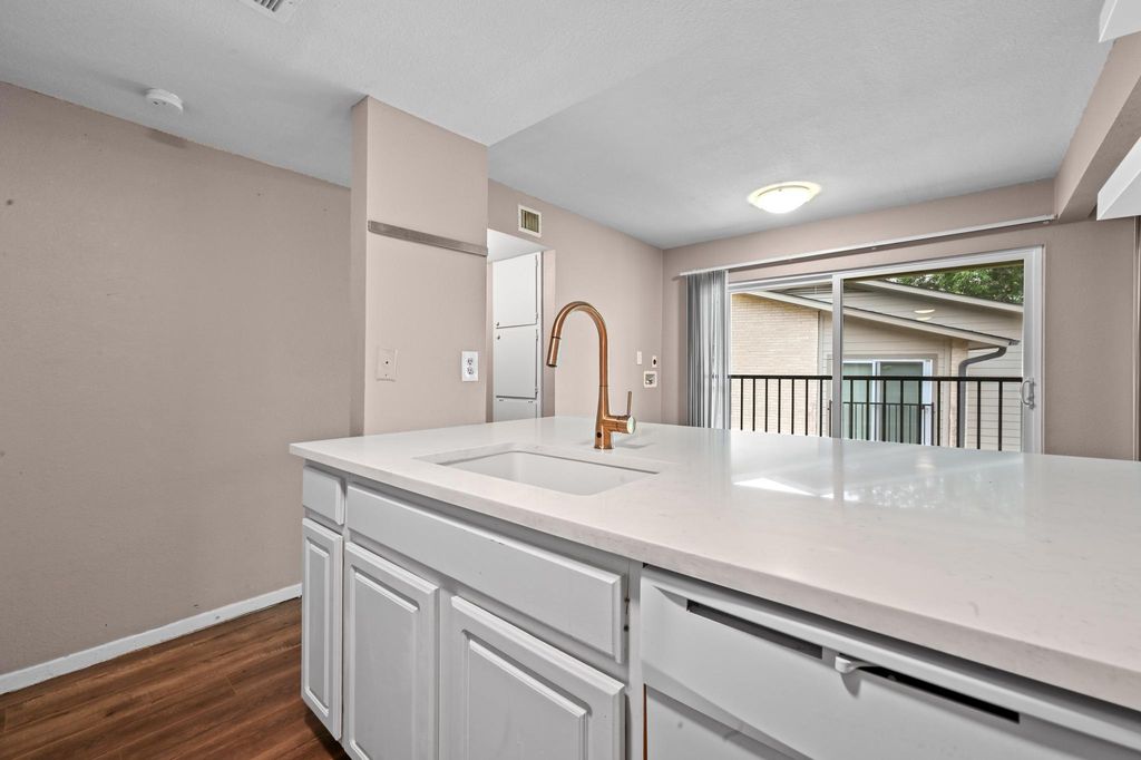 2124 Burton DR 204, Austin, TX 78741