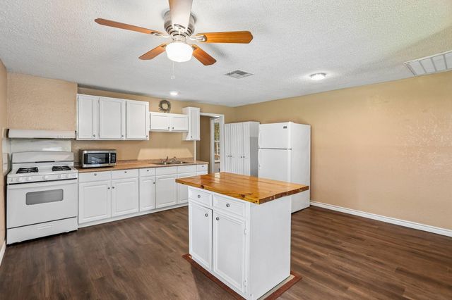 2606 2nd Avenue N, Texas City, TX 77590