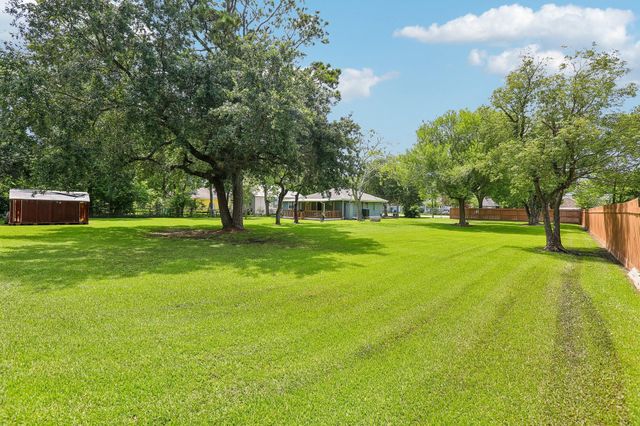 2606 2nd Avenue N, Texas City, TX 77590