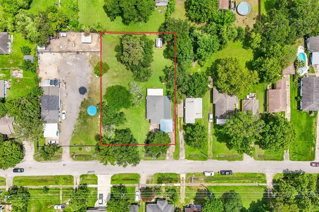 2606 2nd Avenue N, Texas City, TX 77590