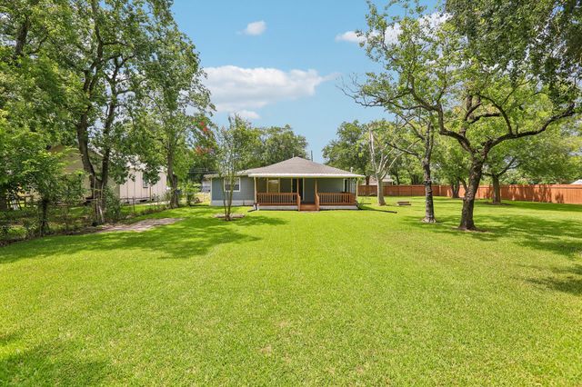 2606 2nd Avenue N, Texas City, TX 77590