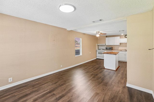 2606 2nd Avenue N, Texas City, TX 77590