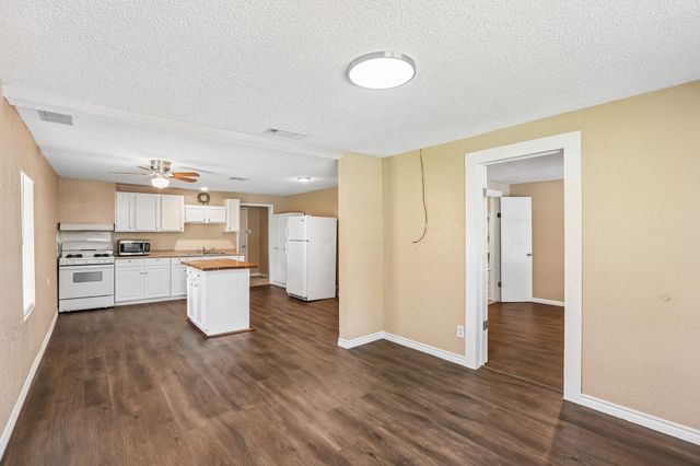 2606 2nd Avenue N, Texas City, TX 77590