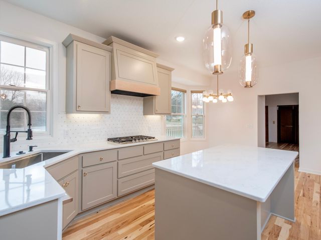 2498 Pond Circle E, Mendota Heights, MN 55120