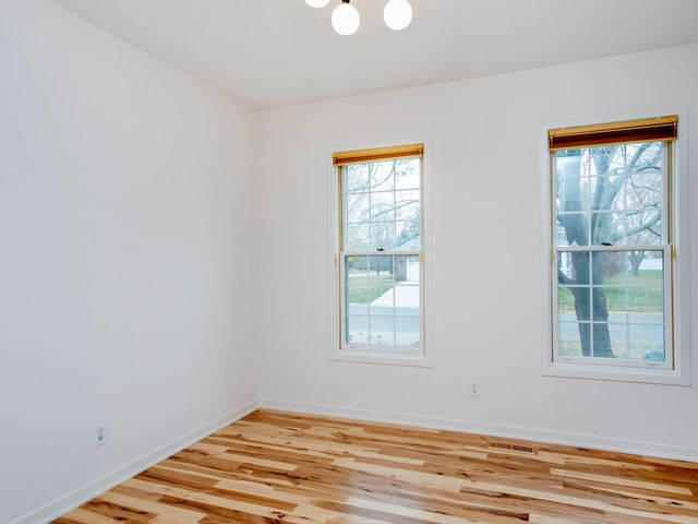 2498 Pond Circle E, Mendota Heights, MN 55120