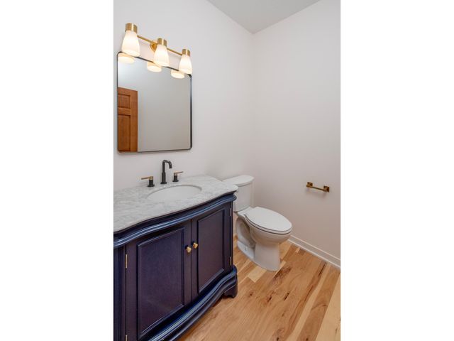 2498 Pond Circle E, Mendota Heights, MN 55120