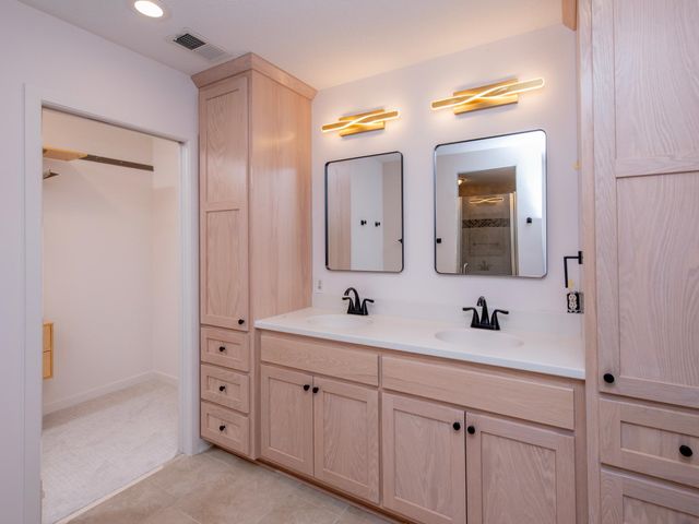 2498 Pond Circle E, Mendota Heights, MN 55120