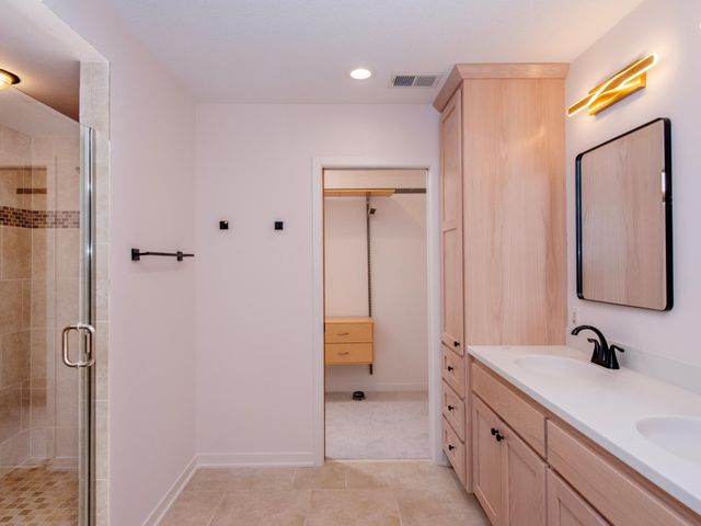 2498 Pond Circle E, Mendota Heights, MN 55120