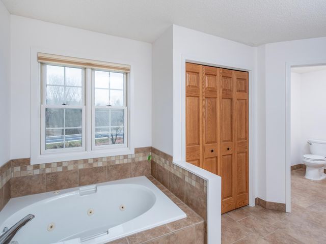 2498 Pond Circle E, Mendota Heights, MN 55120