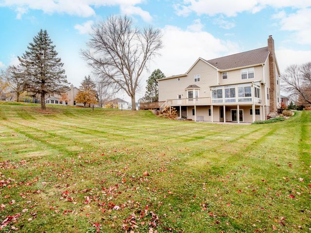 2498 Pond Circle E, Mendota Heights, MN 55120