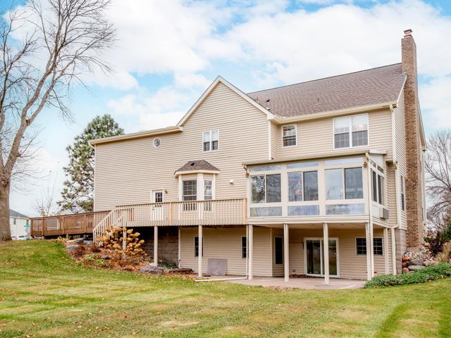 2498 Pond Circle E, Mendota Heights, MN 55120