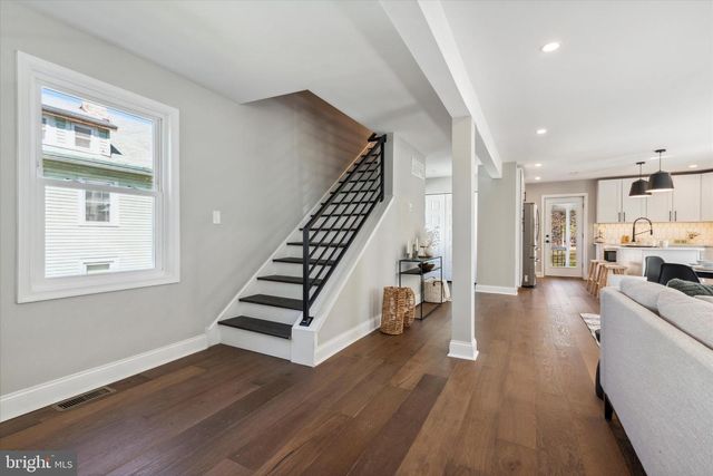 933 HENRY AVE, Wayne, PA 19087