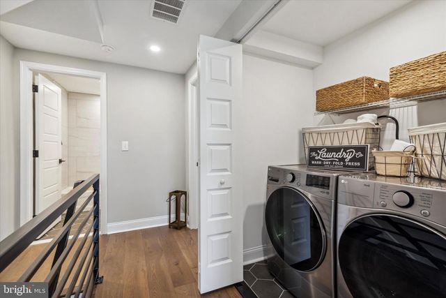 933 HENRY AVE, Wayne, PA 19087