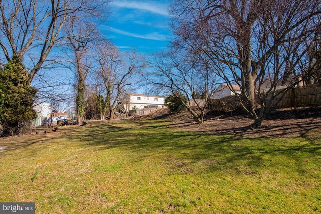 933 HENRY AVE, Wayne, PA 19087