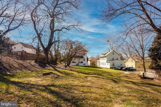 933 HENRY AVE, Wayne, PA 19087