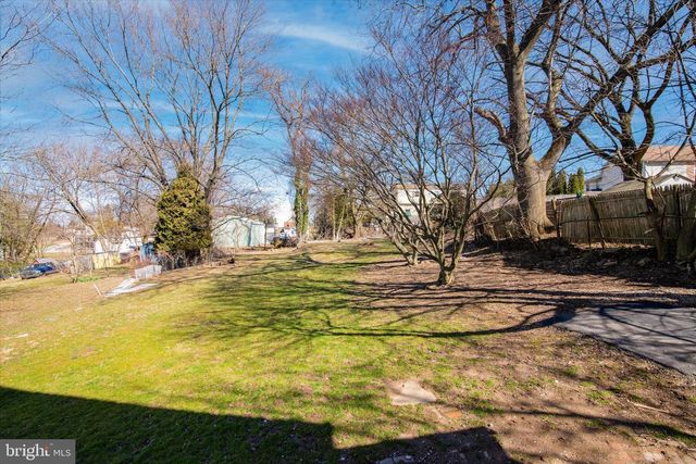 933 HENRY AVE, Wayne, PA 19087