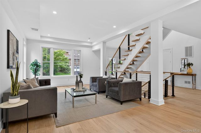 5 Pepperday Avenue, Port Washington, NY 11050