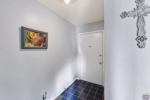 42 SW Pepper Tree LN, Topeka, KS 66611