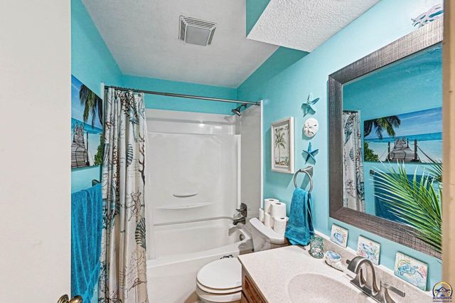 42 SW Pepper Tree LN, Topeka, KS 66611