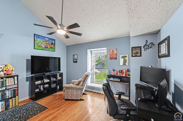 42 SW Pepper Tree LN, Topeka, KS 66611