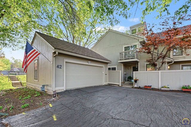 42 SW Pepper Tree LN, Topeka, KS 66611