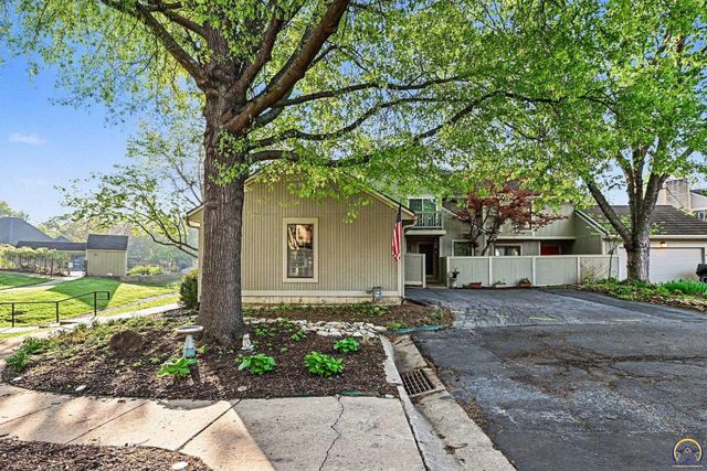 42 SW Pepper Tree LN, Topeka, KS 66611