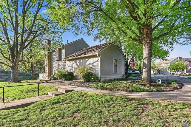 42 SW Pepper Tree LN, Topeka, KS 66611