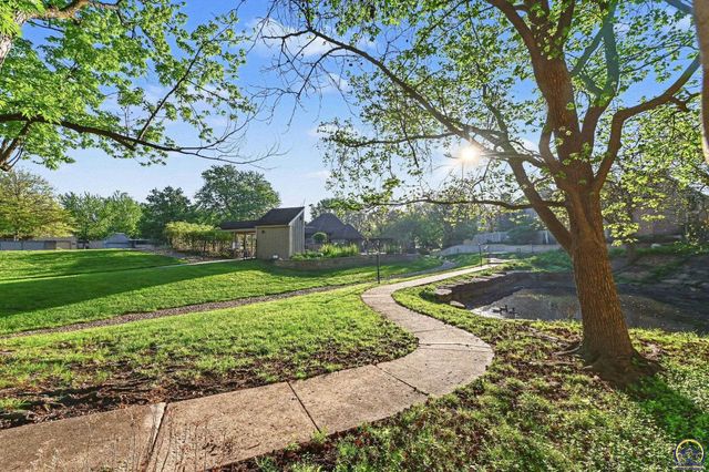 42 SW Pepper Tree LN, Topeka, KS 66611