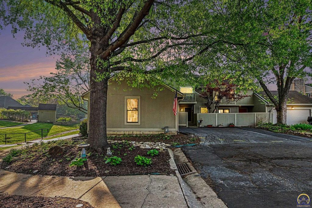 42 SW Pepper Tree LN, Topeka, KS 66611