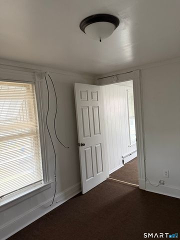 33 Pilgrim Avenue, Waterbury, CT 06704