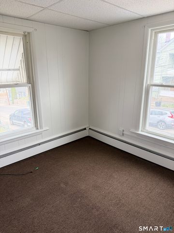 33 Pilgrim Avenue, Waterbury, CT 06704
