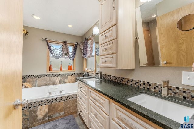 27529 477th Ave Avenue, Harrisburg, SD 57032