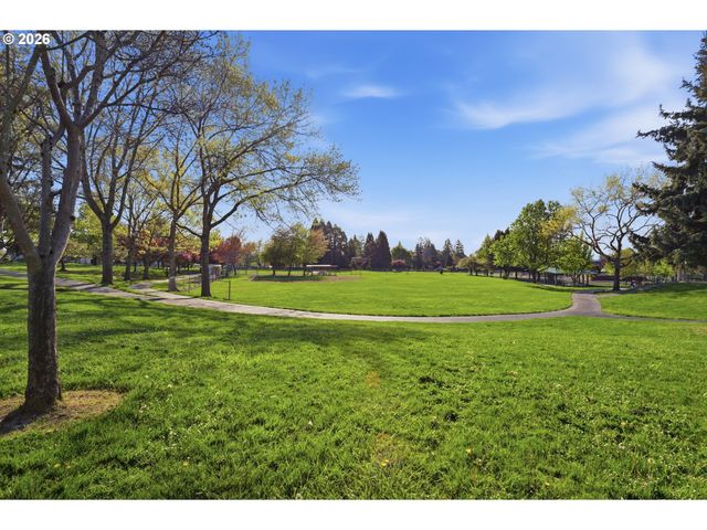 180 Sw 3RD St, Dundee, OR 97115