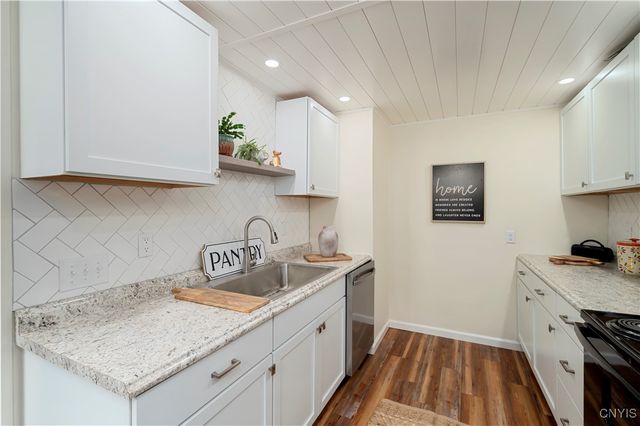 127 1/2 Oxford Road, New Hartford, NY 13413