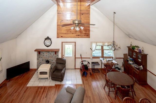 16008 62nd Street, Oskaloosa, KS 66066