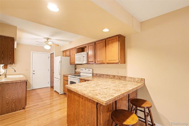 6824 Northcrest Way E, Independence Charter Township, MI 48346