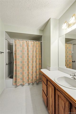 6824 Northcrest Way E, Independence Charter Township, MI 48346