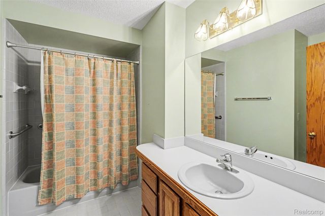 6824 Northcrest Way E, Independence Charter Township, MI 48346