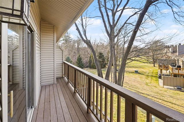 6824 Northcrest Way E, Independence Charter Township, MI 48346