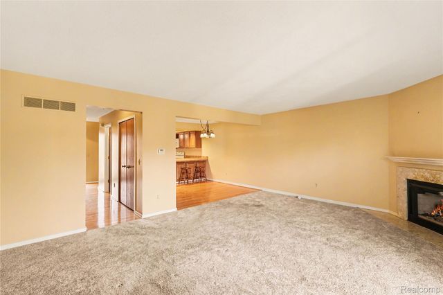 6824 Northcrest Way E, Independence Charter Township, MI 48346