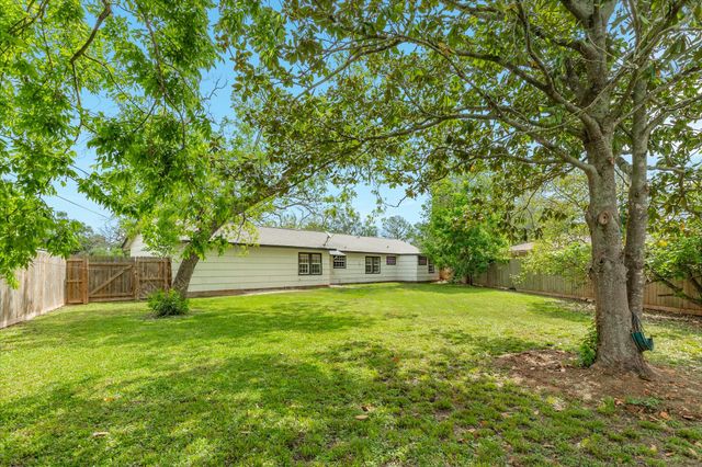 211 Oak Drive, Lake Jackson, TX 77566