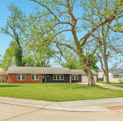 211 Oak Drive, Lake Jackson, TX 77566